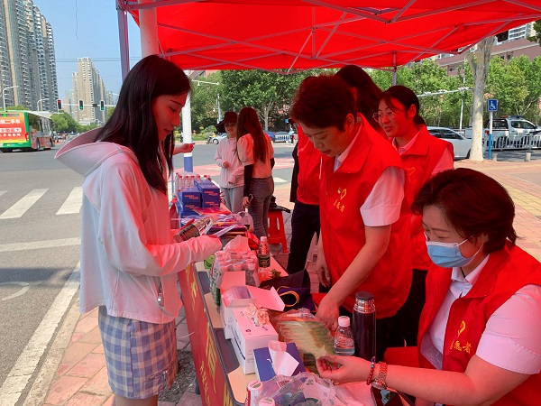 助力学子圆梦，，，，，，践行国企继续  安徽乐盈VI官网地产集团组织爱心助考公益活动